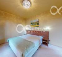 PRENÁJOM 2i apartmán s terasou, parkovaním, Veľká Lomnica - Svetlá spálňa v 2-izbovom byte s obrazom na stene a pohodlnou posteľou.