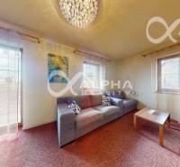 PRENÁJOM 2i apartmán s terasou, parkovaním, Veľká Lomnica - Obývacia izba v 2-izbovom byte s pohovkou, kobercom a stropným svetlom.