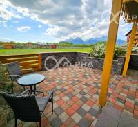 PRENÁJOM 2i apartmán s terasou, parkovaním, Veľká Lomnica - Terasa 2-izbového bytu vo Veľkej Lomnici s výhľadom na hory a zeleň.