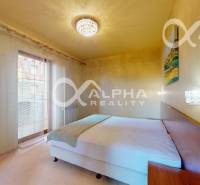 PRENÁJOM 2i apartmán s terasou, parkovaním, Veľká Lomnica - Spálňa v 2-izbovom byte so závesmi a lustrom, posteľou a nočnými stolíkmi.