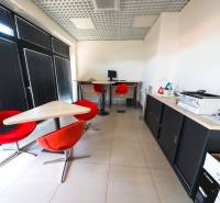 Prenájom kancelárií s TERASOU a výborným parkovaním, 264 m2, Ružinov - Kancelárie s červenými stoličkami a počítačom, podlaha s dlažbou.