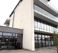 Prenájom kancelárií s TERASOU a výborným parkovaním, 264 m2, Ružinov - Budova s presklenými balkónmi na ulici Nové záhrady v Bratislave - Ružinove, kancelárie.