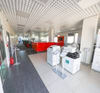Prenájom kancelárií s TERASOU a výborným parkovaním, 264 m2, Ružinov - Interiér kancelárie s tlačiarňami, červeným recepným pultom a vysokým stropom.