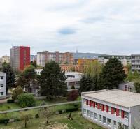 NA PREDAJ NÁDHERNÝ 2,5 - IZBOVÝ BYT V SRDCI RUŽINOVA - Výhľad na sídliskové budovy a okolitú zeleň v Bratislave - Ružinove na Medzilaboreckej.