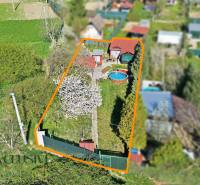 Na predaj záhrada s domčekom, Kráľová nad Váhom - Letecký pohľad na záhradu v Kráľovej nad Váhom s bazénom a altánkom.