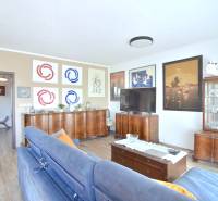 PRI VINOHRADOCH, 3-i byt s veľkými loggiami, 113 m2, RAČANY BIANCO - Obývačka v 3-izbovom byte s podlahou s dreveným dekorom a štýlovým nábytkom.