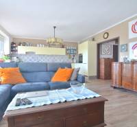 PRI VINOHRADOCH, 3-i byt s veľkými loggiami, 113 m2, RAČANY BIANCO - Obývačka s modrou sedačkou, podlaha s dreveným dekorom, 3-izbový byt.