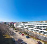 PRI VINOHRADOCH, 3-i byt s veľkými loggiami, 113 m2, RAČANY BIANCO - Bytový komplex na ulici Pri vinohradoch v Bratislave - Rači, pohľad na park a parkovisko.