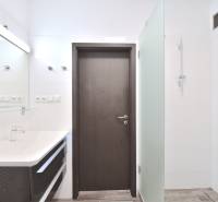 PRI VINOHRADOCH, 3-i byt s veľkými loggiami, 113 m2, RAČANY BIANCO - Kúpeľňa so sprchovým kútom a sklenenou zástenou v 3-izbovom byte.