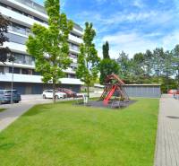 PRI VINOHRADOCH, 3-i byt s veľkými loggiami, 113 m2, RAČANY BIANCO - Detské ihrisko pred bytovými domami na ulici Pri vinohradoch v Bratislava - Rača.