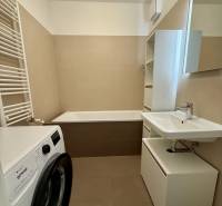  NOVOSTAVBA BORY 2 izbový byt, ul. Hany Ponickej, Bratislava IV. Lamač - Kúpeľňa s práčkou a vaňou v 2-izbovom byte, neutrálne farebné tóny.