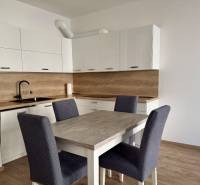  NOVOSTAVBA BORY 2 izbový byt, ul. Hany Ponickej, Bratislava IV. Lamač - Kuchyňa v 2-izbovom byte s bielymi skrinkami a podlahou s dreveným dekorom.