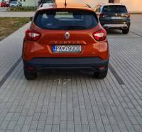 NOVÝ BYT S PREDZAHRADKOU A PARK. STÁTIM - Oranžový automobil Renault Captur zaparkovaný na dlaždenom priestore v Bratislava - Jarovce, Nyárfa.