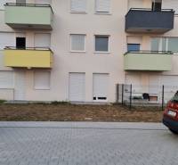 NOVÝ BYT S PREDZAHRADKOU A PARK. STÁTIM - Bytový dom na Nyárfa v Bratislave - Jarovciach s parkoviskom v popredí.