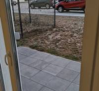 NOVÝ BYT S PREDZAHRADKOU A PARK. STÁTIM - Výhľad z garsónky na uličku Nyárfa v Bratislave - Jarovce s parkovanými autami.