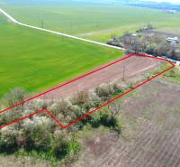 Ondrejovce – 4.665 m2 POZEMOK na rekreačnú chatu na hranici obce - Pozemok v oblasti Záhrady Ondrejovce, obklopený poľom a domami, ohraničený červenou čiarou.