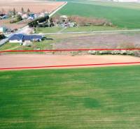 Ondrejovce – 4.665 m2 POZEMOK na rekreačnú chatu na hranici obce - Pozemok v záhradách Ondrejoviec, ohraničený červenou líniou, obklopený otvorenou krajinou.