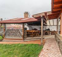 I Predaj štýlového tehlového domu v Rajke pri Bratislave - Rodinný dom na ulici Jókaia Móra v obci Rajka s terasou a drevom na kúrenie.