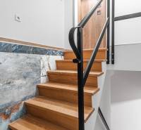 I Predaj štýlového tehlového domu v Rajke pri Bratislave - Schodisko s podlahou s dreveným dekorom v Rodinnom dome dopĺňa štýlový obklad stien.