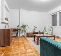 I Predaj štýlového tehlového domu v Rajke pri Bratislave - Obývacia izba v rodinnom dome s podlahou s dreveným dekorom a pohodlným nábytkom.