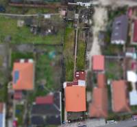 I Predaj štýlového tehlového domu v Rajke pri Bratislave - Pohľad zhora na rodinný dom na ulici Jókaia Móra v Rajke so záhradou.