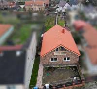 I Predaj štýlového tehlového domu v Rajke pri Bratislave - Rodinný dom na ulici Jókaia Móra v Rajke s tehlovou fasádou a záhradou.