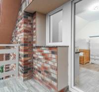 I Predaj štýlového tehlového domu v Rajke pri Bratislave - Balkón rodinného domu na ulici Jókai Mór v Rajke s tehlovým obkladom.