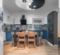 I Predaj štýlového tehlového domu v Rajke pri Bratislave - Kuchyňa v rodinnom dome s podlahou s dreveným dekorom a dekoratívnym obkladom stien.