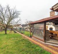 I Predaj štýlového tehlového domu v Rajke pri Bratislave - Záhrada rodinného domu na Jókai Mór v Rajke, vonkajšie posedenie pri peci.