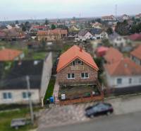 I Predaj štýlového tehlového domu v Rajke pri Bratislave - Rodinný dom na ulici Jókaia Móra v Rajke s oranžovou strechou a záhradou.