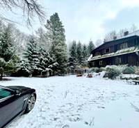 I Investičná príležitosť – Hotel v Modre - Snehom pokrytá budova v Hoteloch a penziónoch na ulici Piesok v Modre obklopená stromami.