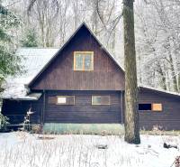 I Investičná príležitosť – Hotel v Modre - Drevená chata v zasneženom lese na Piesku v Modre obklopená prírodou.