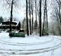 I Investičná príležitosť – Hotel v Modre - Zasnežená budova pri lese na Piesku v Modre, Hotely a penzióny.