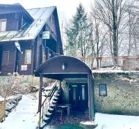 I Investičná príležitosť – Hotel v Modre - Drevená stavba so snehom v areáli Hotelov a penziónov na Piesku v Modre.