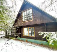 I Investičná príležitosť – Hotel v Modre - Zasnežená chata na Piesku v Modre obklopená lesom. Hotely a penzióny.