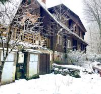 I Investičná príležitosť – Hotel v Modre - Zasnežená drevená budova na ulici Piesok v Modre, obklopená zimnou prírodou. Hotely a penzióny.