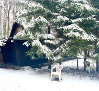 I Investičná príležitosť – Hotel v Modre - Zasnežená chata obklopená ihličnanmi v lesnej časti Pieska pri Modre.