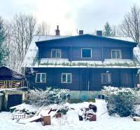 I Investičná príležitosť – Hotel v Modre - Zasnežený penzión v časti Piesok, Modra, s dreveným obložením zasadený v zimnej krajine.