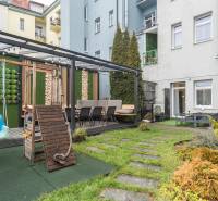 I Exkluzívny penthouse s terasou v absolútnom centre mesta - Dvor 2-izbového bytu na Námestí 1.mája v Bratislave - Staré Mesto s terasou a ihriskom.