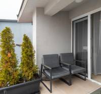 I Exkluzívny penthouse s terasou v absolútnom centre mesta - Balkón s dvoma kreslami, kvetináčmi a zaťahovacími dverami v 2-izbovom byte.
