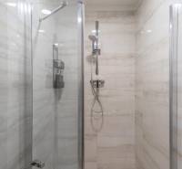 I Exkluzívny penthouse s terasou v absolútnom centre mesta - Sprchový kút s elegantnými kachličkami v 2-izbovom byte.