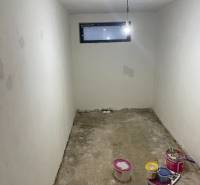 / Predaj nebytového priestoru v Novom Meste (Kramáre) - Úzka miestnosť na ulici Magurská, práve prebieha renovácia a úprava obchodných priestorov.