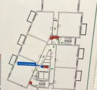 I Predaj 3i bytu v novostavbe v Rači - Pôdorys poschodia budovy s únikovými trasami a bezpečnostnými značkami.