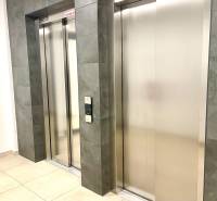 I Predaj 3i bytu v novostavbe v Rači - Výťahy s nerezovými dverami v chodbe budovy na Rudroffovej ulici v Bratislave - Rači.