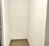 I Predaj 3i bytu v novostavbe v Rači - Úložný priestor alebo komora v 3-izbovom byte s bielymi stenami a dlažbou.