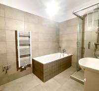 I Predaj 3i bytu v novostavbe v Rači - Kúpeľňa v 3-izbovom byte s vaňou, sprchovým kútom a rebríkovým radiátorom.