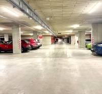 I Predaj 3i bytu v novostavbe v Rači - Podzemná garáž s autami a betónovými piliermi na Rudroffovej ulici v Bratislave - Rača.