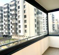 I Predaj 3i bytu v novostavbe v Rači - Zasklený balkón na Rudroffovej ulici v Bratislave, výhľad na okolité bytovky.