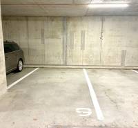 I Predaj 3i bytu v novostavbe v Rači - Podzemné parkovacie miesto medzi dvoma autami v garáži.