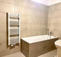 I Predaj 3i bytu v novostavbe v Rači - Kúpeľňa v 3-izbovom byte s vaňou, sprchou a rebríkovým radiátorom.